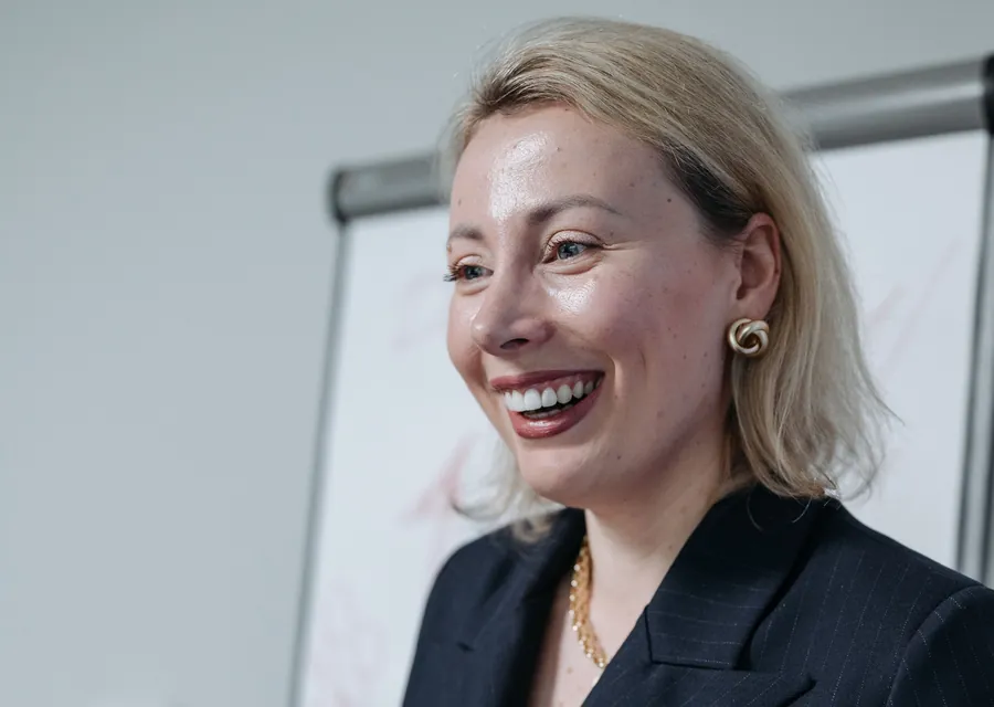 Vrouw vertelt lachend en zelfverzekerd bij een flip-over